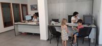 fotografía de las oficinas con niños guardados mientras sus padres están visitando tractores nuevos